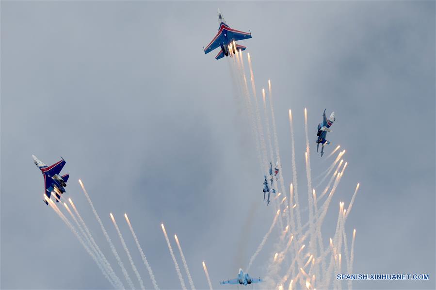 KUBINKA, mayo 21, 2016 (Xinhua) -- Aeronaves de combate MiG-29 del equipo acrobático "Swifts", actúan durante un espectáculo aéreo con motivo del 25 aniversario de la fundación de los equipos acrobáticos Caballeros Rusos y "Swifts", en Kubinka, Rusia, el 21 de mayo de 2016. (Xinhua/Pavel Bednyakov)