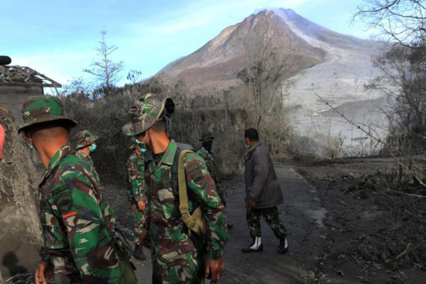 Siete muertos y dos heridos graves por la erupción de un volcán en Sumatra