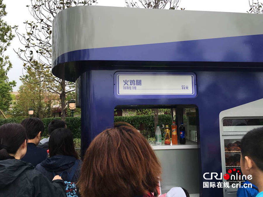 Foto del 20 de mayo de 2016 muestra la cola para comprar muslos de pavo en Disneyland Shanghai. [Foto: CRIONLINE.com]
