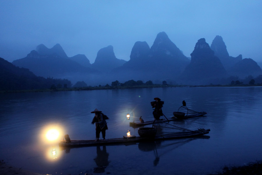Los hermanos ancianos pescando de noche en el río Lijiang de la ciudad de Guilin, región autónoma Zhuang de Guangxi. [Fotografía de Huo Yan/chinadaily.com.cn]
