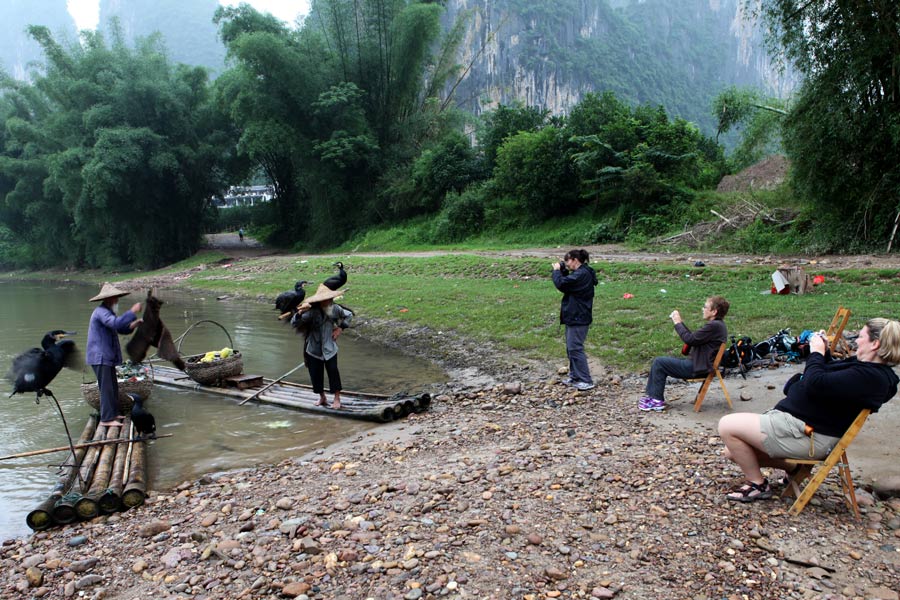 Los hermanos ancianos posan sobre sus balsas de bambú en el río Lijiang en la ciudad de Guilin, región autónoma Zhuang de Guangxi. [Fotografía de Huo Yan/chinadaily.com.cn]