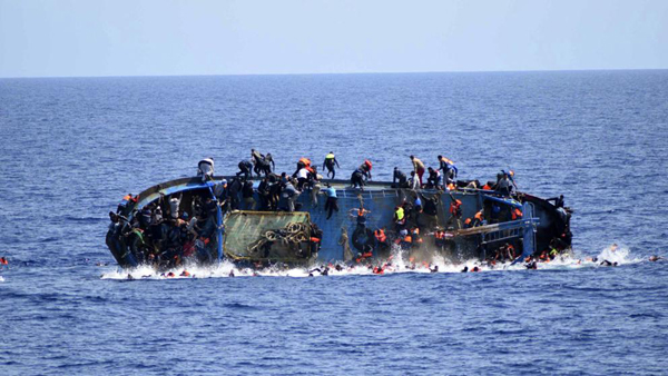 La Marina italiana salva a 562 inmigrantes de un barco que volcó en pleno rescate