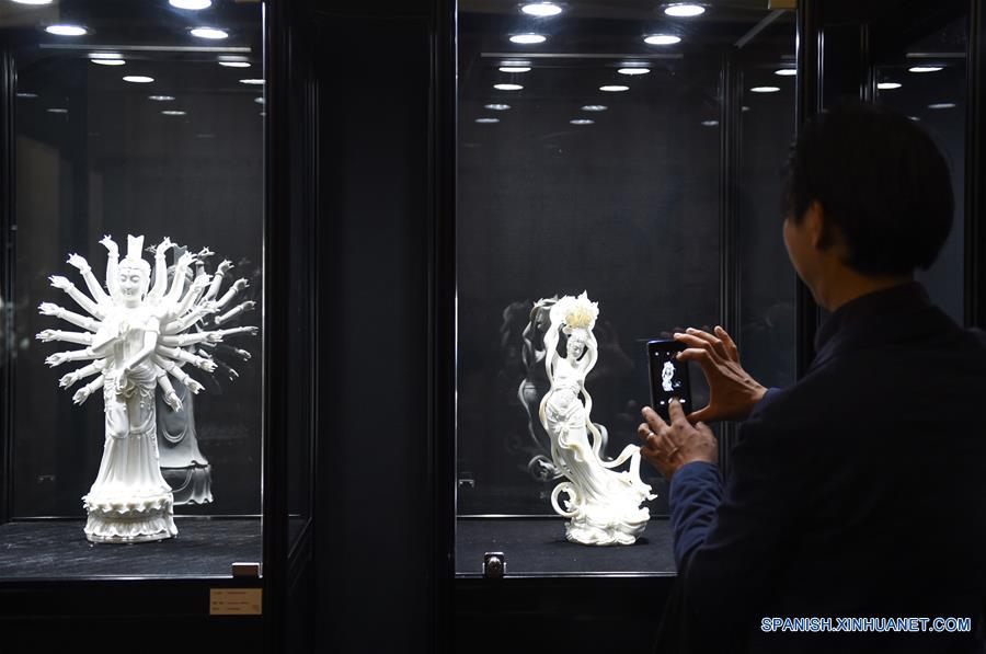 BEIJING, mayo 26, 2016 (Xinhua) -- Un hombre toma fotografías durante la Exposición de Arte de Porcelana de Dehua, en Beijing, capital de China, el 26 de mayo de 2016. Dehua, conocida como una de las bases de la porcelana de China, cuenta con una larga historia de eleboración de alfarería. La exposición es una actividad del foro de cultura China-Francia. (Xinhua/Luo Xiaoguang) 