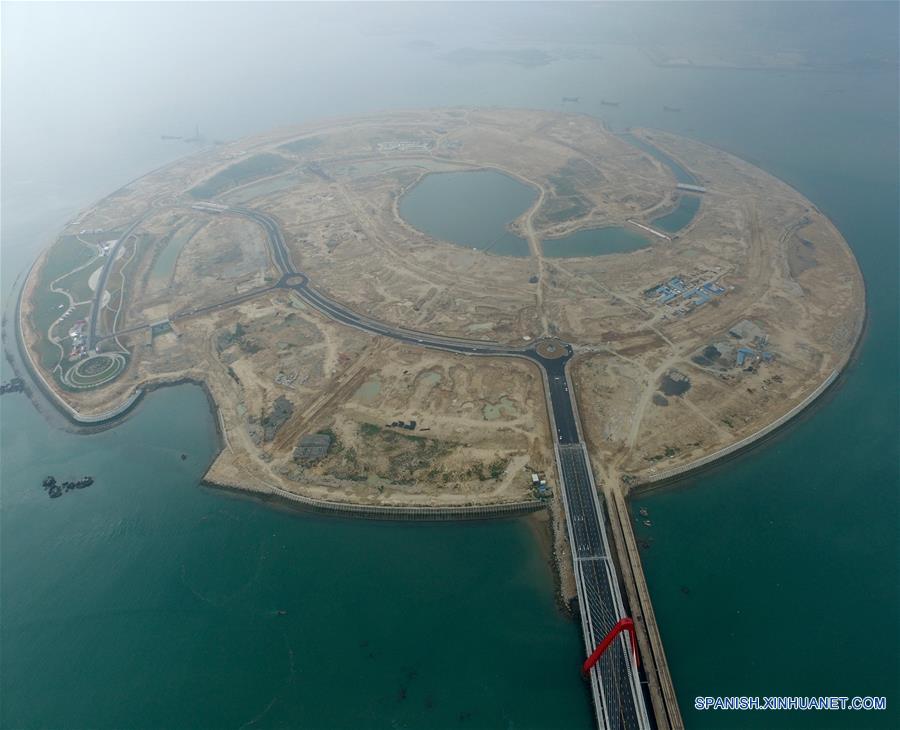Nuevo puente conecta la primera isla artificial china de ultramar con China continental