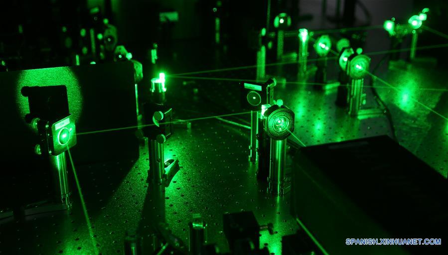 Imagen del 25 de mayo de 2016 del laboratorio de simulación cuántica de la Academia de Ciencias de China, en Shanghai, en el este de China. China planea lanzar el primer satélite cuántico del mundo que puede conseguir comunicación segura en julio. El satélite está dedicado a experimentos de ciencia cuántica. (Xinhua/Cai Yang)