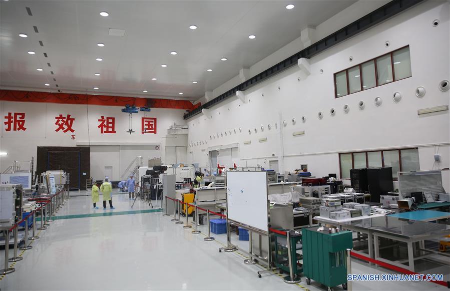 Imagen del 25 de mayo de 2016 del taller de montaje del satélite cuántico en el Centro de Ingeniería para Microsatélites de Shanghai de la Academia de Ciencias de China, en Shanghai, en el este de China. China planea lanzar el primer satélite cuántico del mundo que puede conseguir comunicación segura en julio. El satélite está dedicado a experimentos de ciencia cuántica. (Xinhua/Cai Yang)