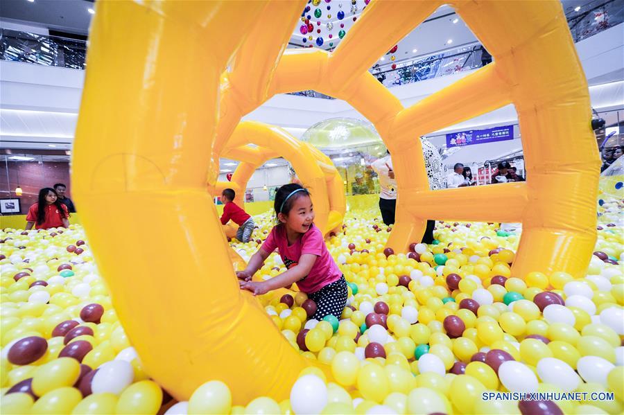 Niños juegan en una gran piscina de pelotas en un centro comercial en Harbin, capital de la provincia de Heilongjiang, en el noreste de China, el 28 de mayo de 2016. (Xinhua/Wang Song)