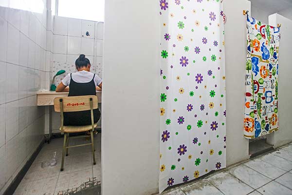 Universidad transforma baño público abandonado en sala de estudio