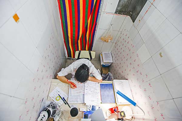 Universidad transforma baño público abandonado en sala de estudio