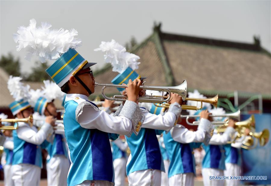 Una banda sinfónica participa durante una celebración para recibir el próximo Día del Niño, en la Escuela Primaria Fuxue Hutong, en Beijing, capital de China, el 30 de mayo de 2016. (Xinhua/Luo Xiaoguang)