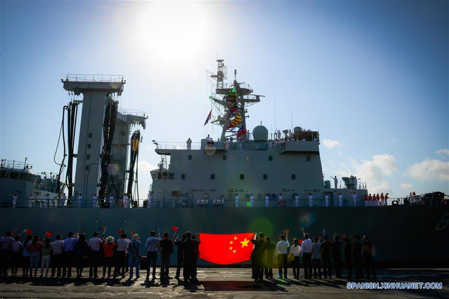  DAR ES SALAAM, mayo 30, 2016 (Xinhua) -- Residentes chinos en Tanzania sostienen una bandera nacional de China para recibir al barco de abastecimiento "Taihu" de la armada china, en Dar es Salaam, Tanzania, el 30 de mayo de 2016. Tres buques de la armada china atracaron el lunes en el puerto de Dar es Salaam, Tanzania, para realizar una visita de cuatro días cuyo fin es compartir experiencias con sus homólogos tanzanos sobre la forma de frenar la piratería en el océano Indico. (Xinhua/Zhai Jianlan)