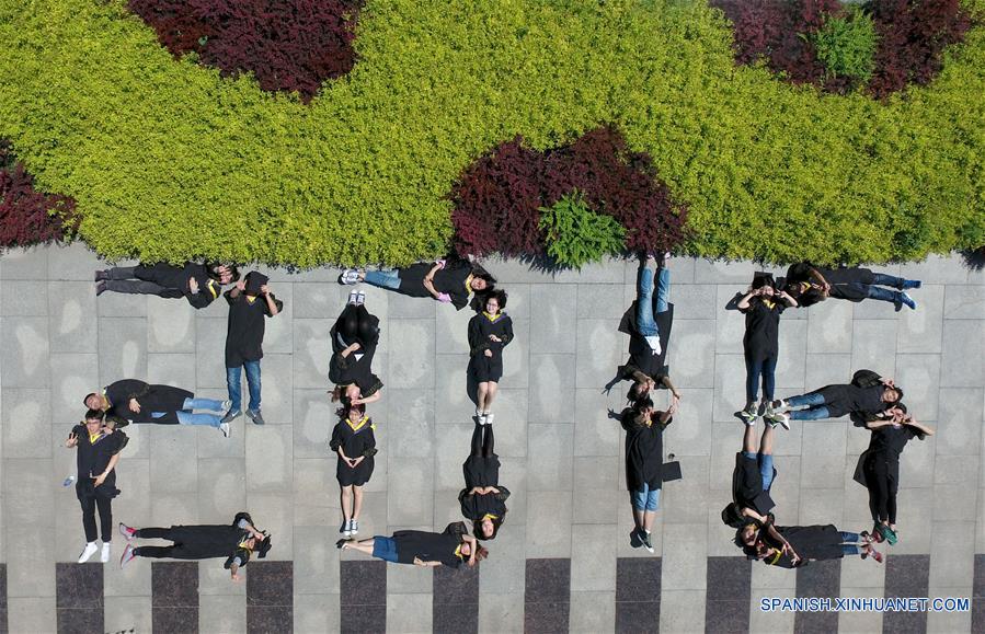 SHENYANG, mayo 31, 2016 (Xinhua) -- Graduados de la Universidad Agrícola de Shenyang, forman la figura "2016" para fotografías en el campus en Shenyang, capital de la provincia de Liaoning, en el noreste de China, el 29 de mayo de 2016. Los graduados tomaron fotografías creativas de graduación con un dron el domingo. (Xinhua/Zhang Wenkui) 