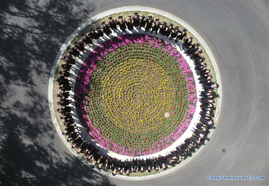 SHENYANG, mayo 31, 2016 (Xinhua) -- Graduados de la Universidad Agrícola de Shenyang, forman un círculo para fotografías en el campus en Shenyang, capital de la provincia de Liaoning, en el noreste de China, el 29 de mayo de 2016. Los graduados tomaron fotografías creativas de graduación con un dron el domingo. (Xinhua/Zhang Wenkui)
