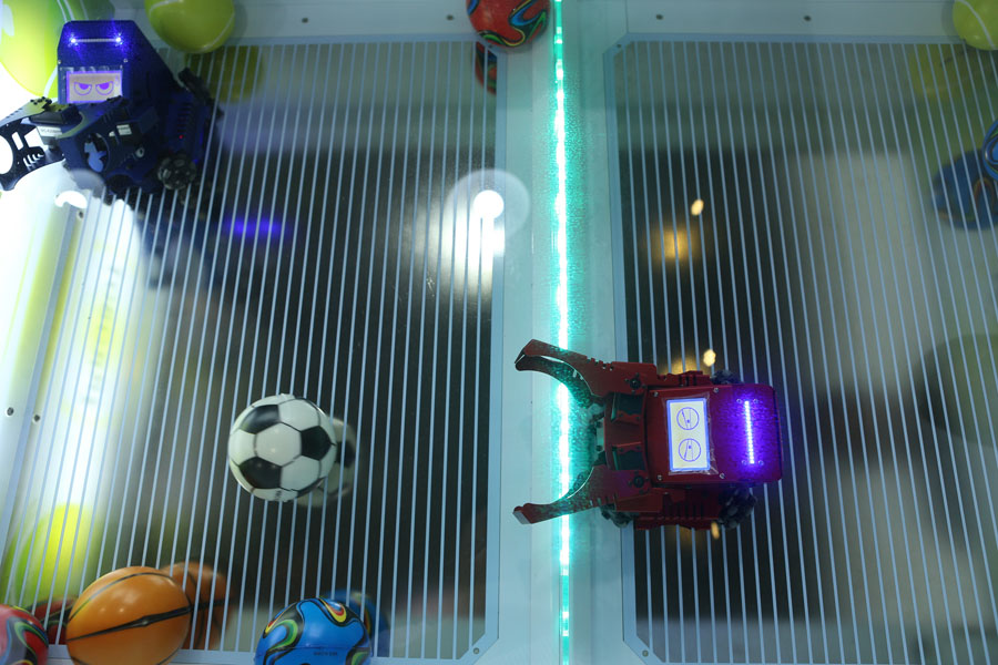 Robots juegan al fútbol en la cafetería.