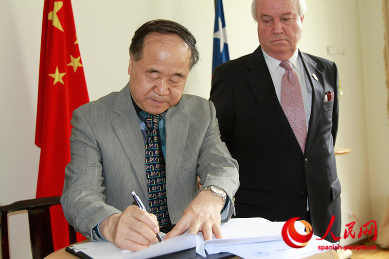 Mo Yan firmó en Beijing el acta donde autoriza la adaptación de su novela. Durante la firma, le acompaña Jorge Heine, embajador de Chile en China. (Foto: YAC)