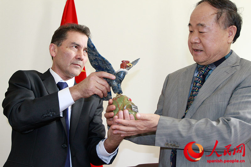Juan Carlos Ramírez, presidente del Centro Cultural y Artístico China-Chile obsequia a Mo Yan con un Cóndor, simbolo de Chile. (Foto: YAC)