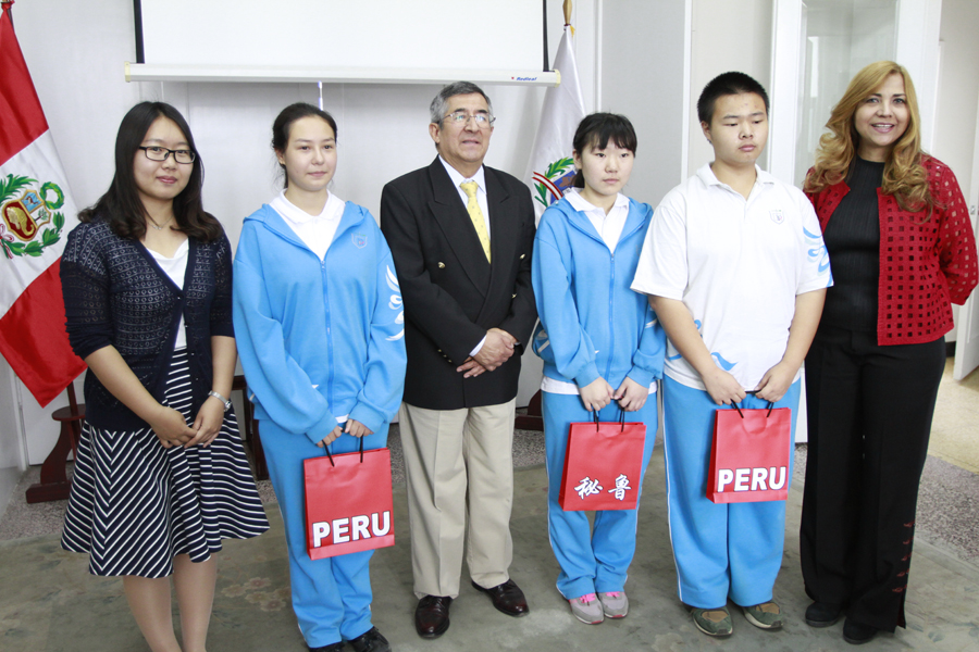 Esta singular iniciativa es promovidapor un grupo de entusiastas pedagogos chinos y latinoamericanos, liderados por la profesora pañamena Liz Vargas (final, a la derecha).(Foto:YAC)