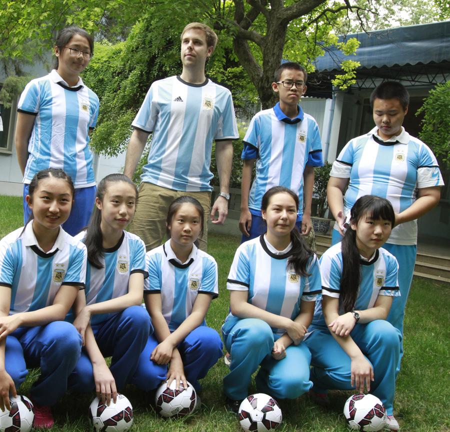 Los niños chinos también disfrutaron del fútbol. Para la ocasión, Nicolás Eickert, joven argentino residente en China, les impartió clases de táctica y tiro a puerta. (Foto:YAC)