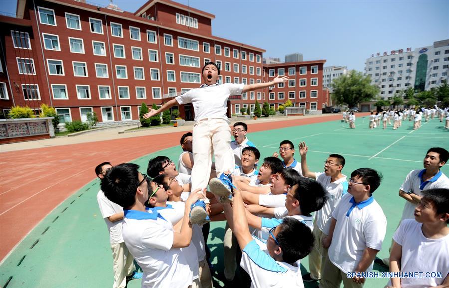 Estudiantes participan en una actividad de al aire libre en la Escuela Experimental del Ferrocarril en Shenyang, provincia de Liaoning, en el noreste de China, el 2 de junio de 2016. Una variedad de actividades fueron llevadas a cabo para reducir la presión de los estudiantes previo al examen nacional de entrada a la universidad. (Xinhua/Zhang Wenkui)