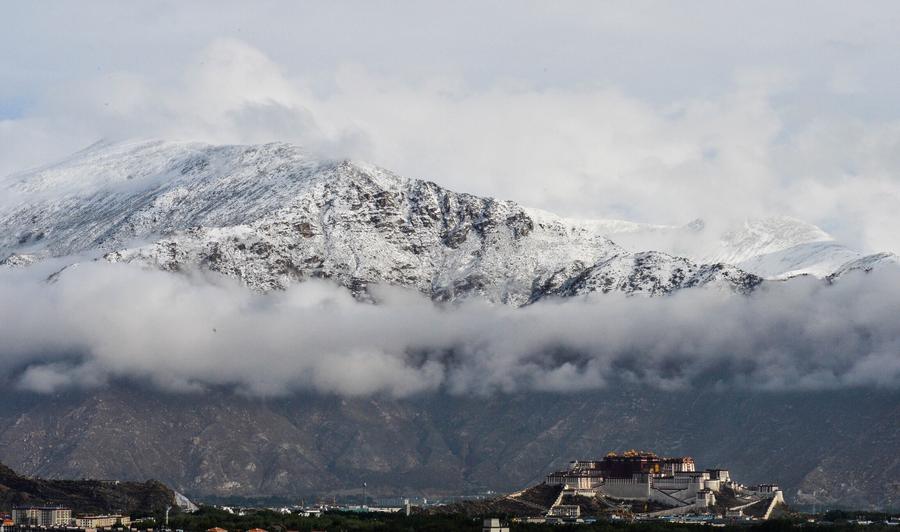 Palacio de Potala, Patrimonio Cultural de la Humanidad con las montañas cubiertas de nieve de fondo, el 1 de junio de 2016. Una mezcla de nieve y la lluvia cayó en Lhasa el miércoles, haciendo que el aire fuese muy húmedo. [Foto/Xinhua]