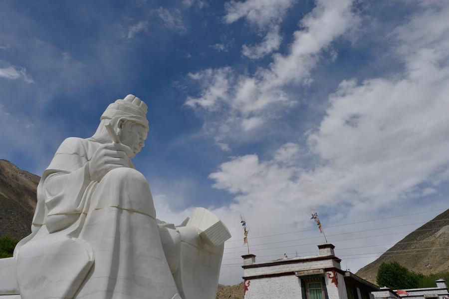 Esta foto del 26 de mayo muestra la estatua de Tunmi Sangbozha, personaje que inventó la escritura tibetana, en la aldea de Tunda del condado Nyemo, en Lhasa, región autónoma del Tíbet. [Foto/Xinhua]