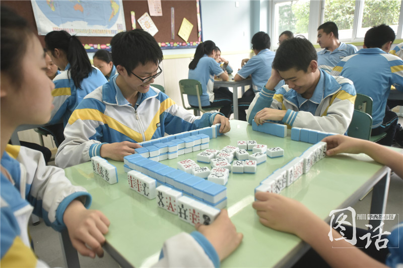 Profesor de Chengdu versiona el mahjong y lo orienta hacia la enseñanza del inglés