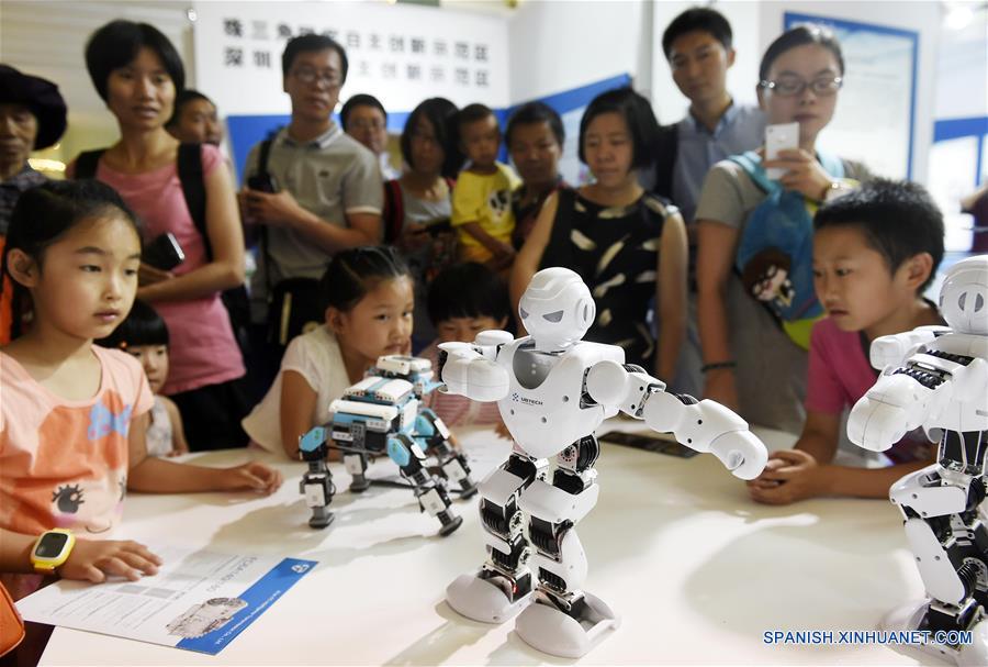 Visitantes observan robots bailando, en una exposición sobre los logros de China en materia de ciencia y tecnología durante el XII Plan Quinquenal periodo 2011-2015, en Beijing, capital de China, el 5 de junio de 2016. La exposición durará del 1 al 7 de junio en el Centro de Exposiciones de Beijing. (Xinhua/Chen Yehua)