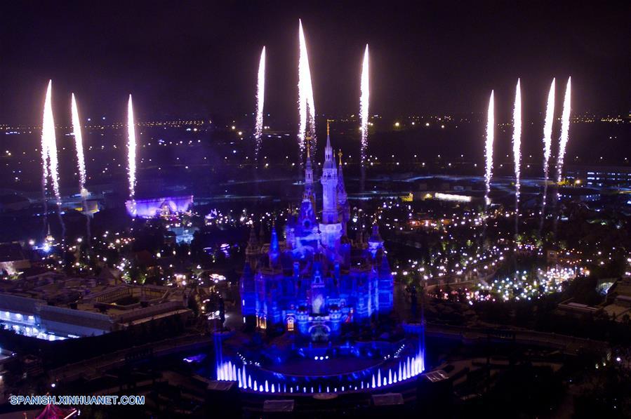 Espectáculo de fuegos artificiales en el Shanghai Disney Resort en Shanghai