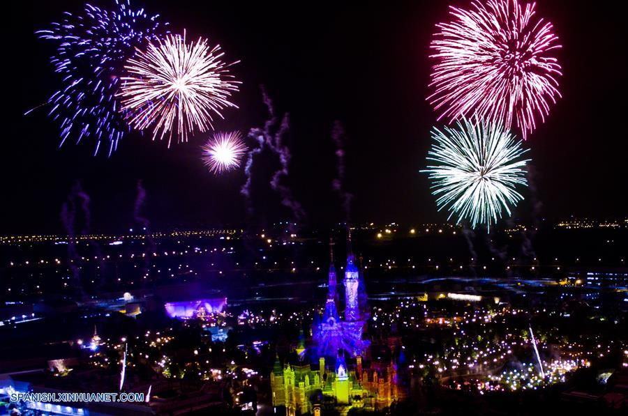 Espectáculo de fuegos artificiales en el Shanghai Disney Resort en Shanghai