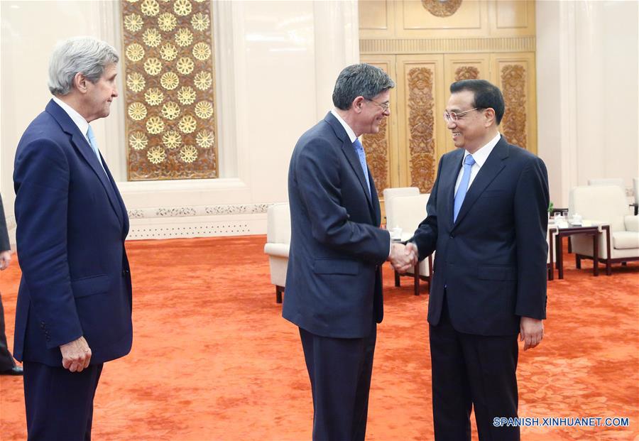 El premier chino, Li Keqiang se reúne con el secretario de Estado de Estados Unidos, John Kerry, y con el secretario del Tesoro, Jacob Lew, quienes asistieron en Beijing a la octava ronda del Diálogo Estratégico y Económico China-Estados Unidos y a la séptima ronda de las Consultas de Alto Nivel sobre el Intercambio entre Personas China-Estados Unidos. (Xinhua / Yao Dawei)