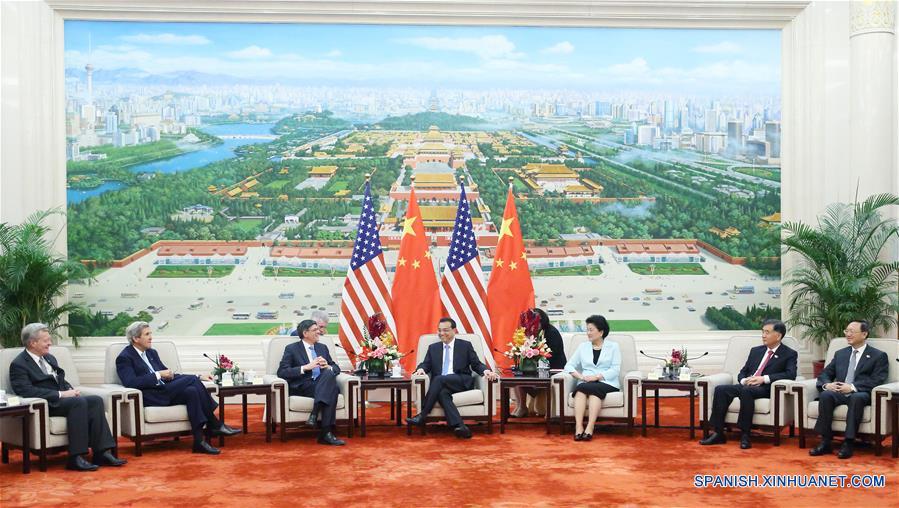 El premier chino, Li Keqiang se reúne con el secretario de Estado de Estados Unidos, John Kerry, y con el secretario del Tesoro, Jacob Lew, quienes asistieron en Beijing a la octava ronda del Diálogo Estratégico y Económico China-Estados Unidos y a la séptima ronda de las Consultas de Alto Nivel sobre el Intercambio entre Personas China-Estados Unidos. (Xinhua / Yao Dawei)