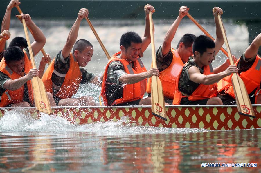 Bomberos compiten en el Lago Yundang en visperas del Festival del Bote de Dragón