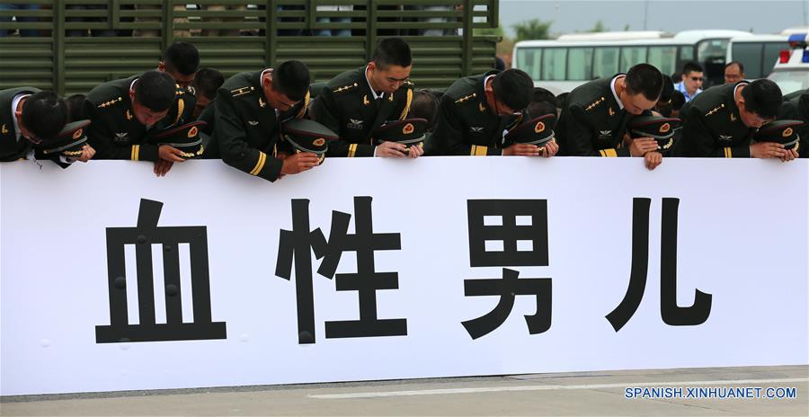Oficiales y soldados hacen una reverencia en señal de respeto al soldado chino de las fuerzas de paz de la Organización de las Naciones Unidas (ONU), Shen Liangliang, en el Aeropuerto Longjia en Changchun, capital de la provincia de Jilin, en el noreste de China, el 9 de junio de 2016. El cuerpo del soldado chino de las fuerzas de paz de la Organización de las Naciones Unidas (ONU) Shen Liangliang, quien murió en un ataque terrorista en Mali el mes pasado, arribó la tarde del jueves a la ciudad de Changchun, en el noreste de China. (Xinhua/Zeng Tao)