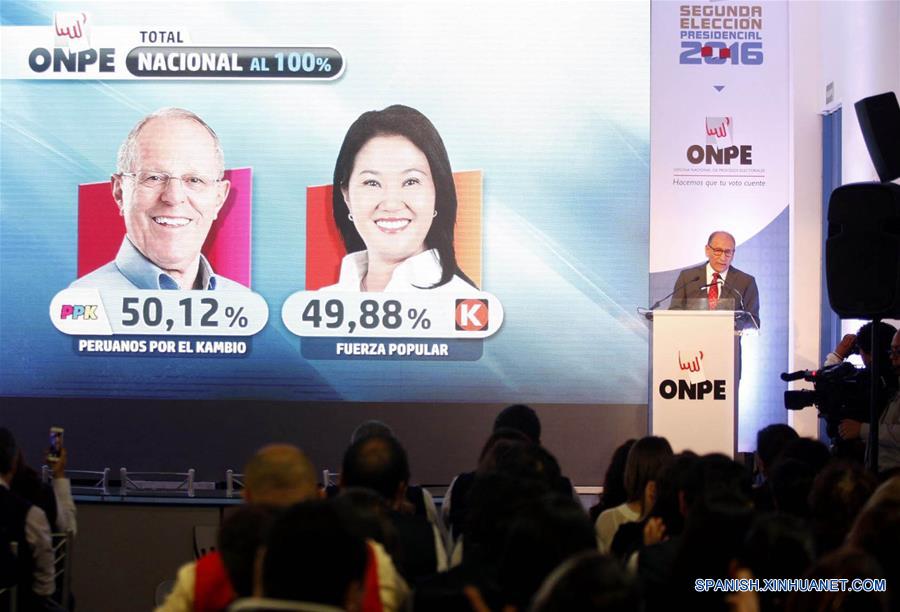 El jefe de la Oficina Nacional de Procesos Electorales (ONPE), Mariano Cucho (d), participa en una conferencia de prensa sobre los resultados con el 100 por ciento de actas procesadas de la segunda vuelta electoral presidencial, en Lima, Perú, el 9 de junio de 2016. El economista Pedro Pablo Kuczynski ganó el jueves la Presidencia de Perú con 50.12 por ciento de votos a favor, superando con escaso margen a su rival Keiko Fujimori, quien alcanzó 49.88 por ciento, con el 100 por ciento de actas procesadas, informó la Oficina Nacional de Procesos Electorales (ONPE). (Xinhua/Eddy Ramos/ANDINA)