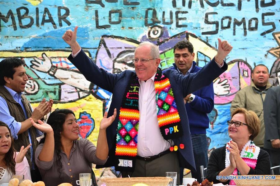 Imagen del 5 de junio de 2016, del candidato presidencial del partido Peruanos por el Kambio (PPK), Pedro Pablo Kuczynski (c), reaccionando durante un desayuno con vecinos del distrito de La Victoria previo a emitir su voto en la segunda vuelta electoral presidencial, en Lima, Perú. El economista Pedro Pablo Kuczynski ganó el jueves la Presidencia de Perú con 50.12 por ciento de votos a favor, superando con escaso margen a su rival Keiko Fujimori, quien alcanzó 49.88 por ciento, con el 100 por ciento de actas procesadas, informó la Oficina Nacional de Procesos Electorales (ONPE). (Xinhua/Diana Marcelo/ANDINA)