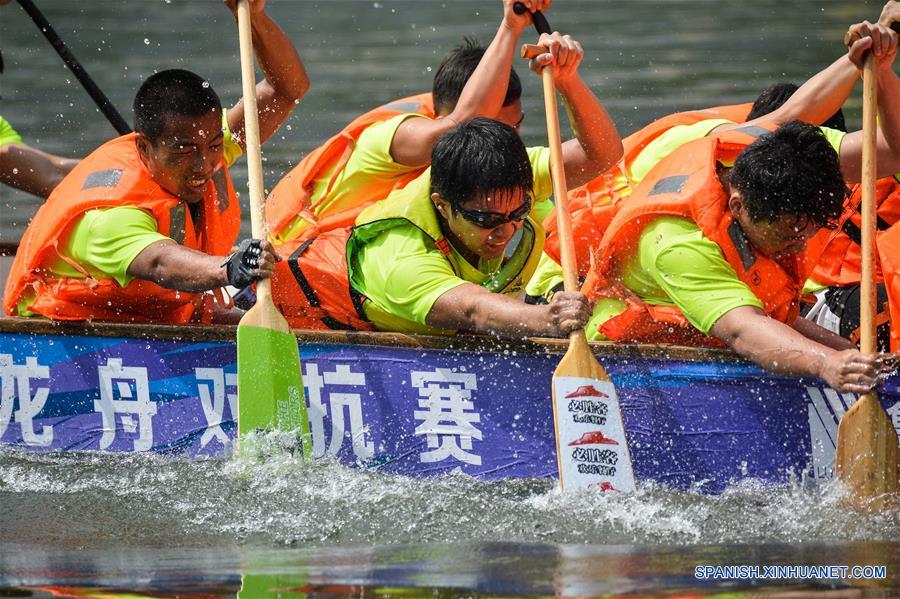 Competidores de la Universidad de Tianjin participan durante una carrera de botes del dragón en Tianjin, en el norte de China, el 9 de junio de 2016. El Festival del Bote de Dragón, o Festival Duanwu, tradicionalmente se celebra en el quinto día del quinto mes en el calendario lunar Chino, que este año es el 9 de junio. (Xinhua/You Sixing)