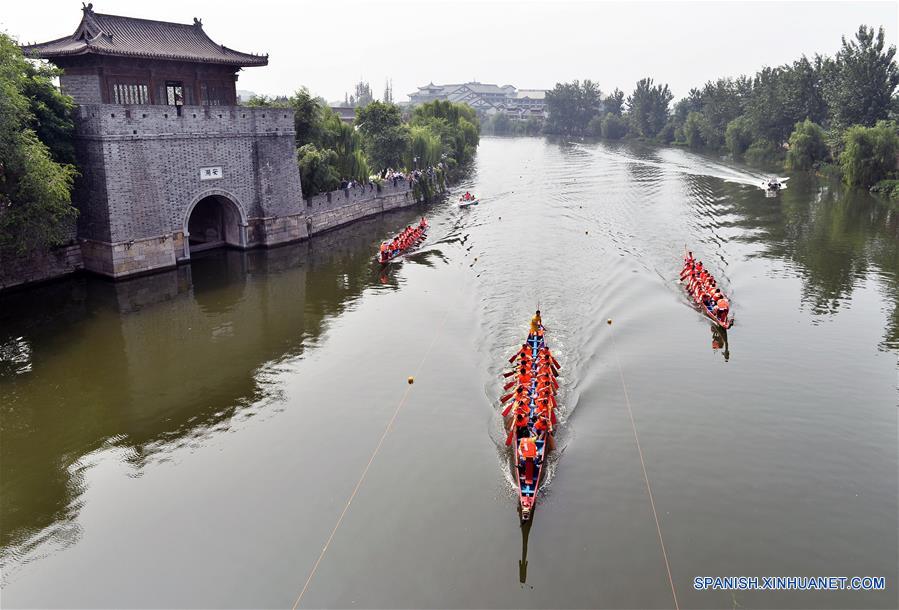 Personas compiten durante una carrera de botes del dragón en Zaozhuang, provincia de Shandong, en el este de China, el 9 de junio de 2016. El Festival del Bote de Dragón, o Festival Duanwu, tradicionalmente se celebra en el quinto día del quinto mes en el calendario lunar Chino, que este año es el 9 de junio. (Xinhua/Gao Qimin)