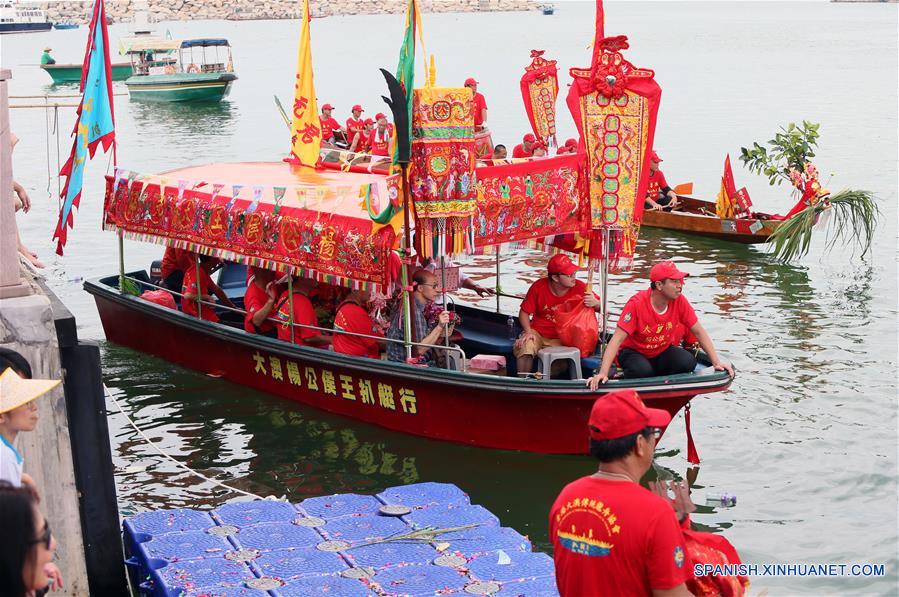 Personas observan una carrera del bote de dragón, en Tai O, Hong Kong, en el sur de China, el 9 de junio de 2016. Tai O celebró el jueves la carrera del bote de dragón anual o Festival Duanwu. (Xinhua/Li Peng)