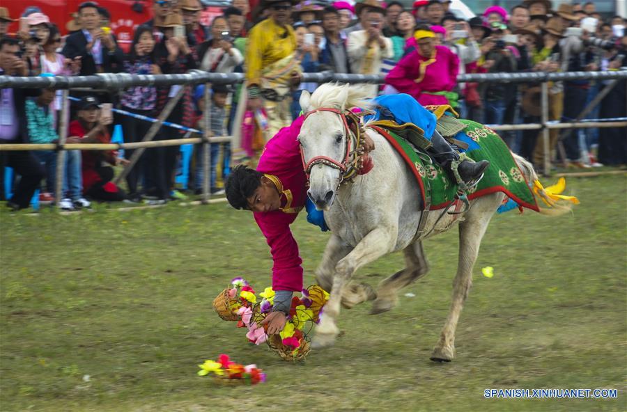 Un jinete realiza una presentación durante un festival de carreras de caballos en Shangri-la, Prefectura Autónoma Tibetana de Diqing, en la provincia de Yunnan, en el suroeste de China, el 9 de junio de 2016. Un total de 194 caballos participarán en el festival étnico tradicional de tres días de duración, que dio inicio el jueves. (Xinhua/Zhou Lei)