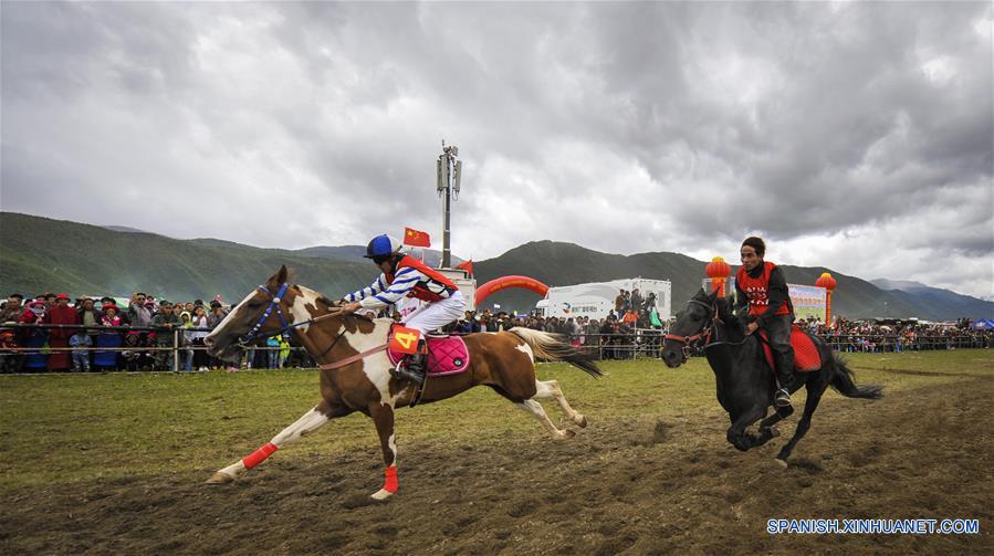 Jinetes realizan una presentación durante un festival de carreras de caballos en Shangri-la, Prefectura Autónoma Tibetana de Diqing, en la provincia de Yunnan, en el suroeste de China, el 9 de junio de 2016. Un total de 194 caballos participarán en el festival étnico tradicional de tres días de duración, que dio inicio el jueves. (Xinhua/Zhou Lei)
