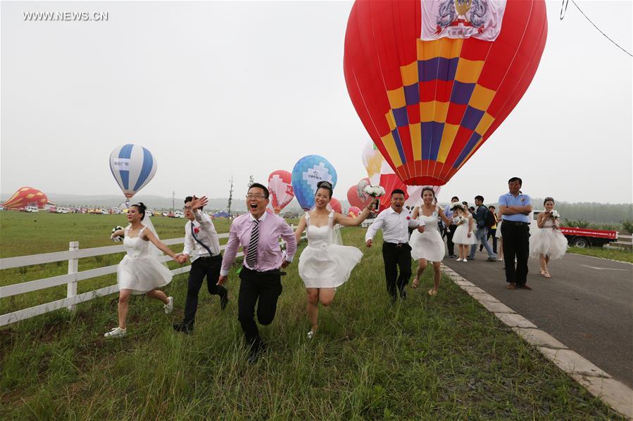 Se celebra boda en grupo en globos aerostáticos sobre Nanjing 4