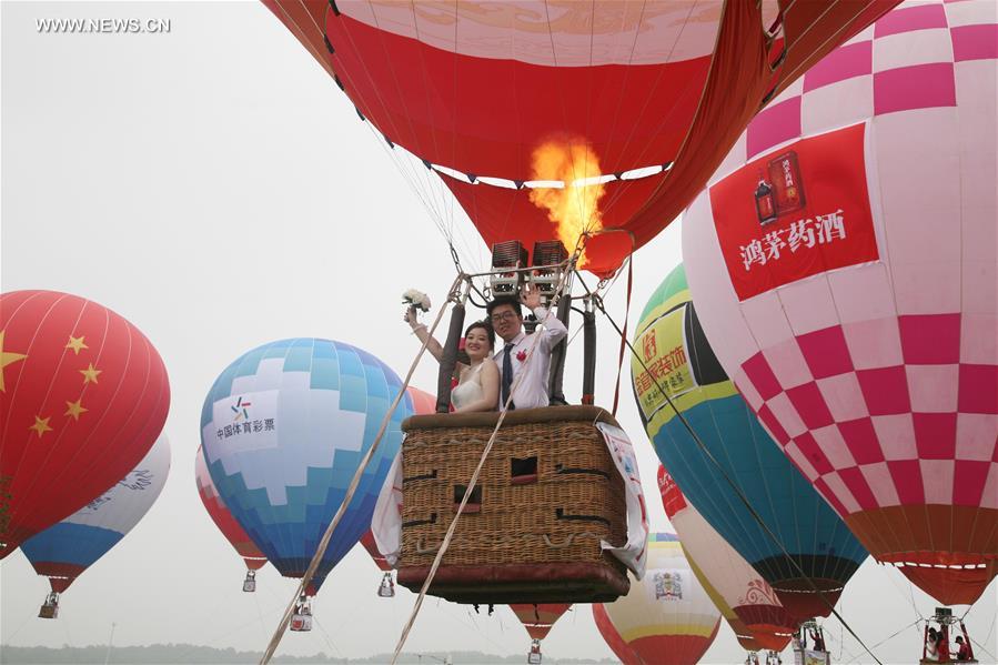 Celebran boda grupal en Nanjing a bordo de globos aerostáticos