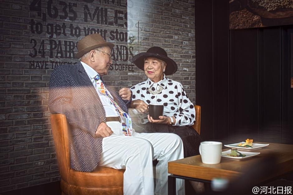 Pareja de 95 años celebran su 64°aniversario con una sesión de fotos a la moda