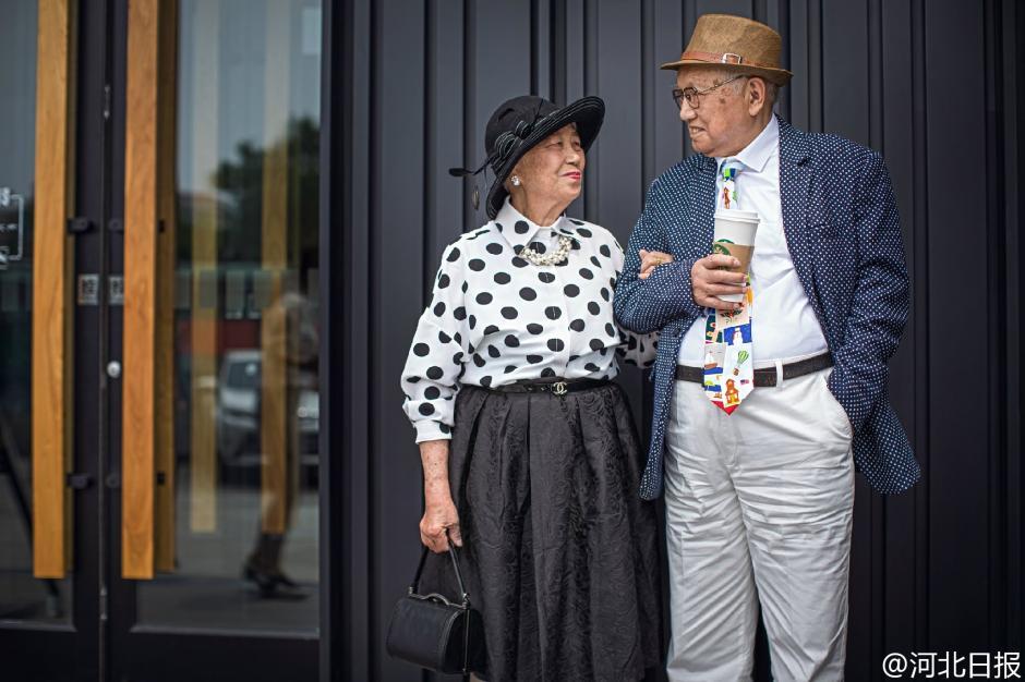 Pareja de 95 años celebran su 64°aniversario con una sesión de fotos a la moda