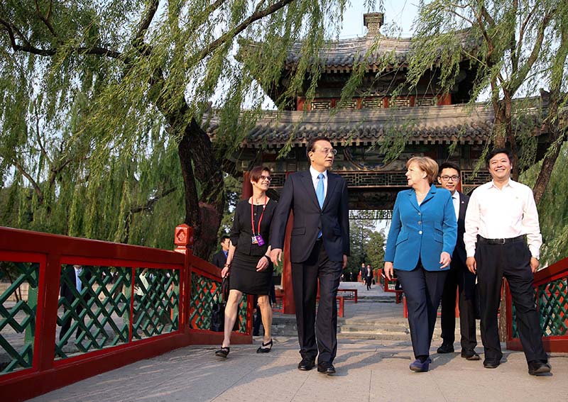 Li Keqiang y Angela Merkel pasean por el Palacio de Verano