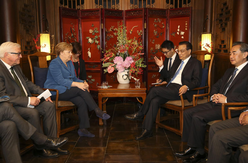 Cena especial de "viejos amigos" entre Li Keqiang y Angela Merkel