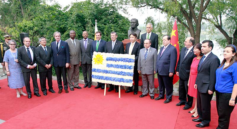 Develan en Beijing un busto de José Gervasio Artigas, héroe nacional de Uruguay 2