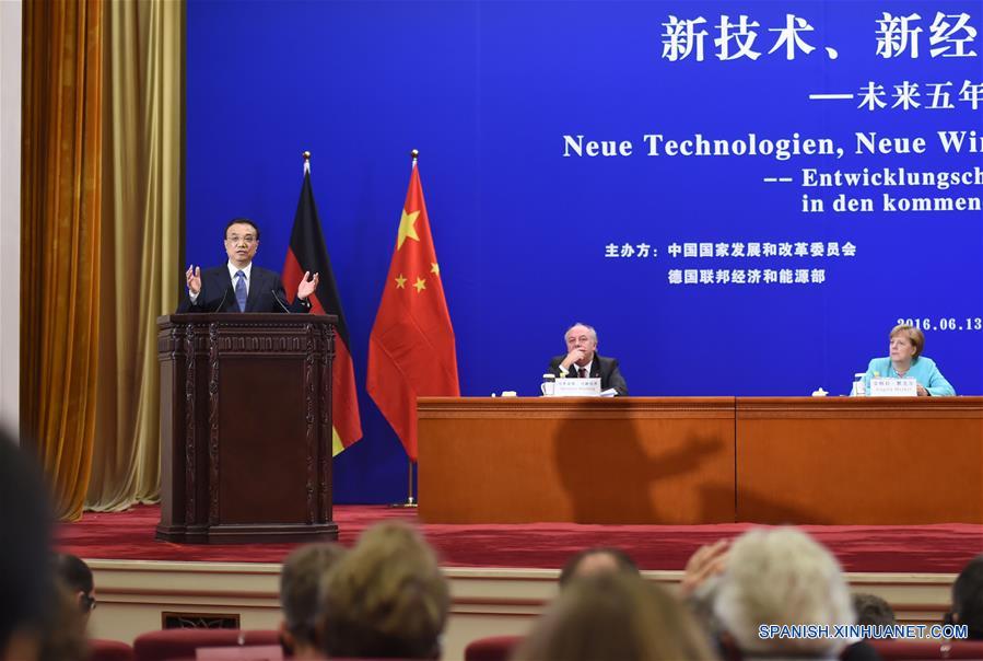 El primer ministro de China, Li Keqiang (d), y la canciller alemana, Angela Merkel, asisten a la reunión del Comité de Asesoría Económica Chino-Alemana, en Beijing, capital de China, el 13 de junio de 2016.(Xinhua/Zhang Duo)