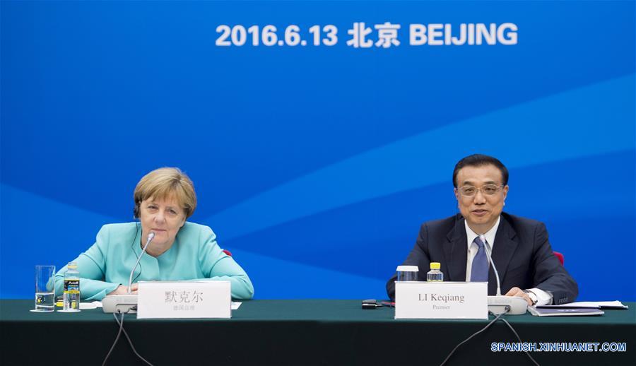 El primer ministro de China, Li Keqiang (d), y la canciller alemana, Angela Merkel, asisten a la reunión del Comité de Asesoría Económica Chino-Alemana, en Beijing, capital de China, el 13 de junio de 2016. (Xinhua/Xie Huanchi)