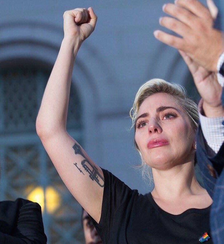 Lady Gaga se une a la vigilia por las víctimas de Orlando en Los Angeles